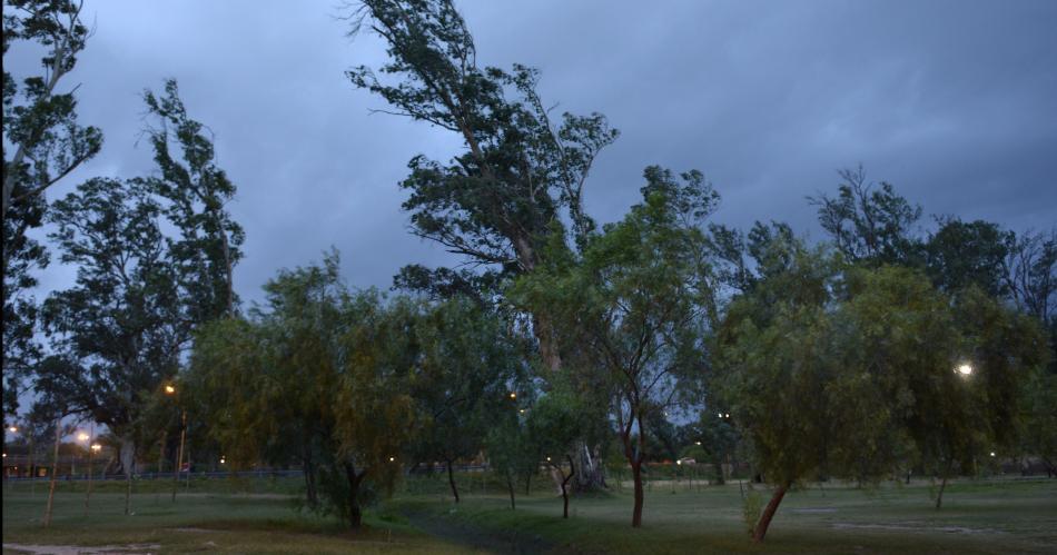 Hay alerta meteoroloacutegica por vientos fuertes en cinco provincias- iquestestaacute Santiago