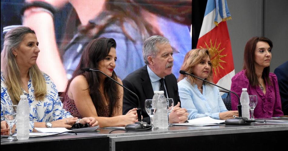 ANUNCIO El jefe de Gabinete Elías Su�rez junto a la intendente y funcionarios presentó la Feria del Libro 2023