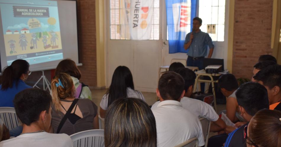 Un grupo de estudiantes pintentildeos fue capacitado sobre huerta orgaacutenica