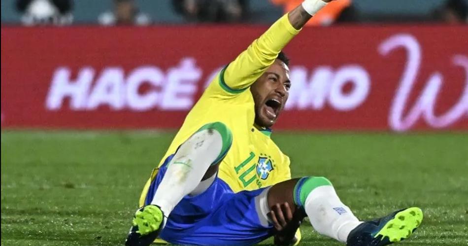 Neymar sufrioacute una dura lesioacuten y se retiroacute entre laacutegrimas