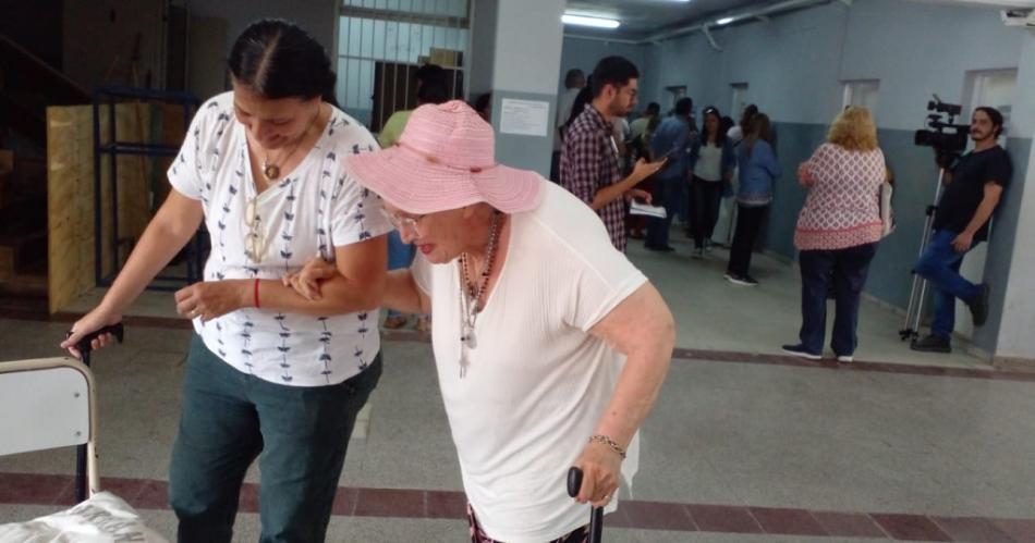 Ejemplo- una mujer de 88 antildeos fue a votar y convocoacute a los joacutevenes a participar