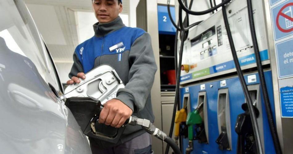 Llegan camiones con combustible para normalizar el servicio