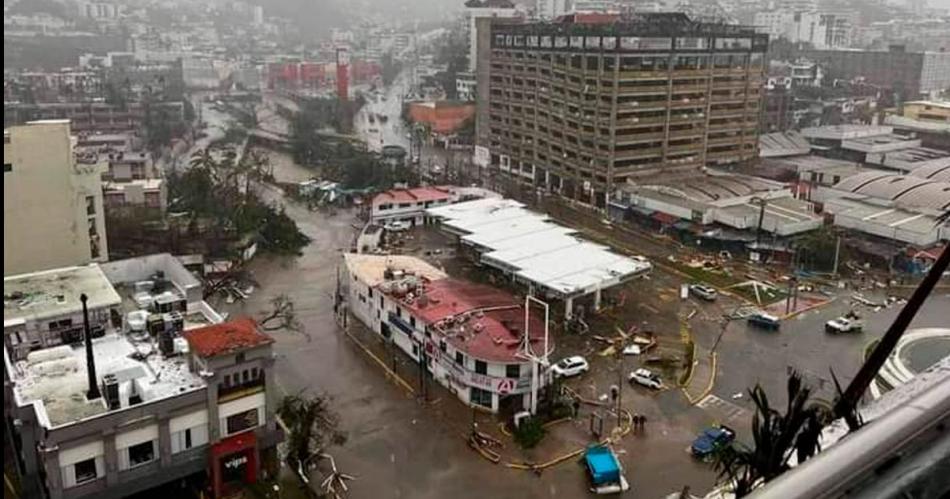 Acapulco estaacute incomunicado por el feroz paso del huracaacuten Otis