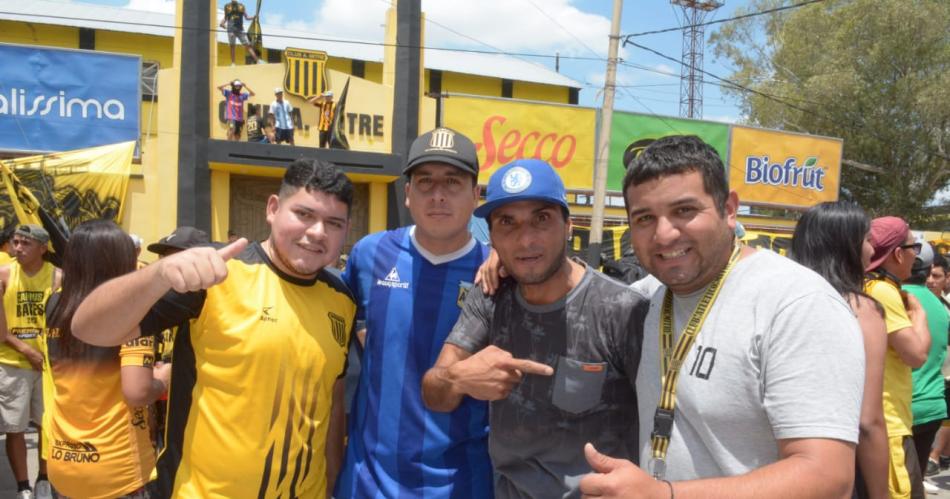 Banderazo de  los hinchas de Mitre para despedir al plantel