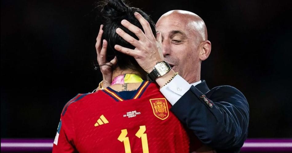 La FIFA suspende al DT Luis Rubiales por el beso no consentido a jugadora de la Seleccioacuten de Espantildea