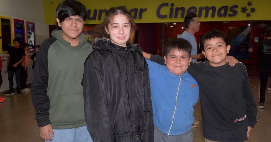 LA GENTE DISFRUTA DE NOCHES DE CINE EN SANTIAGO