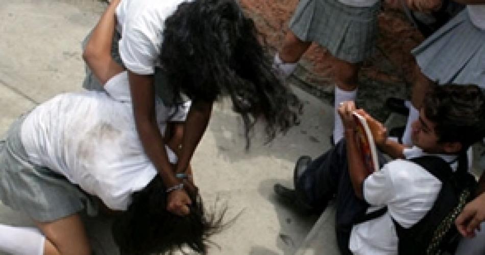 Alumnas a los golpes a la salida del colegio y sus madres se amenazaron