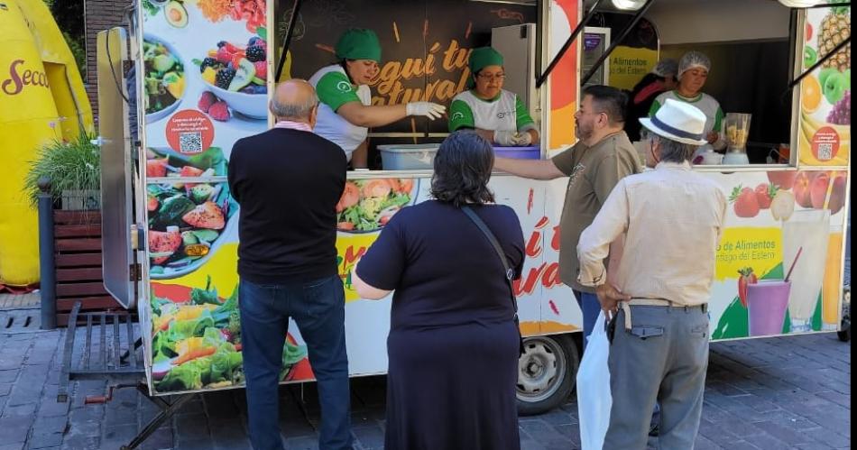 Banco de Alimentos y Comeco entregaron licuados en la Plaza Libertad