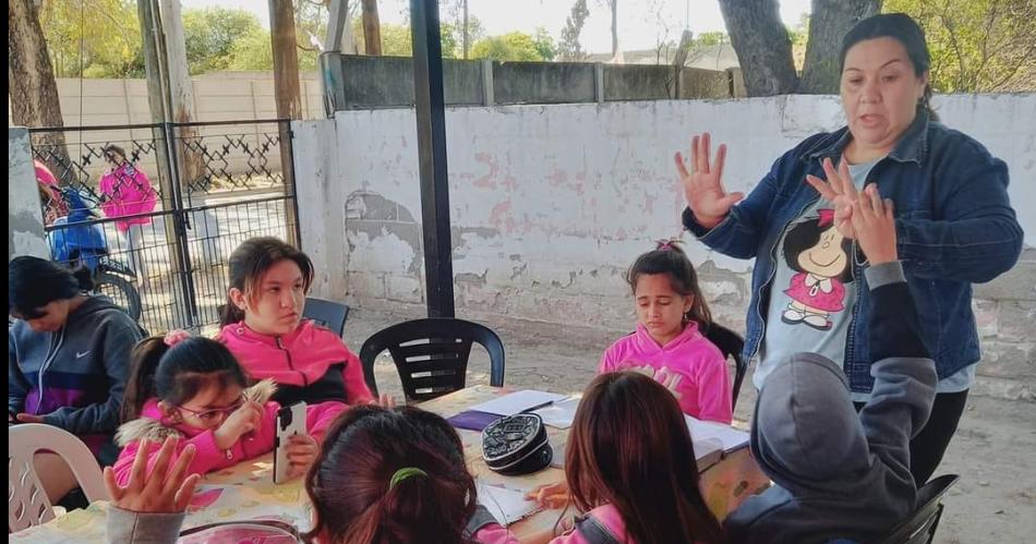 Brindan apoyo escolar a nintildeos de comedor 