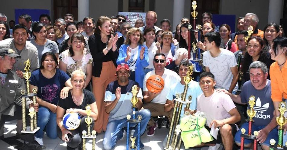 Fuentes entregoacute premios a los equipos ganadores de las Olimpiacuteadas de la Familia municipal