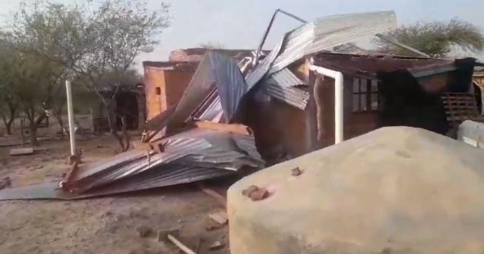 VIDEO El fuerte viento ocasionoacute voladuras de techo en el interior