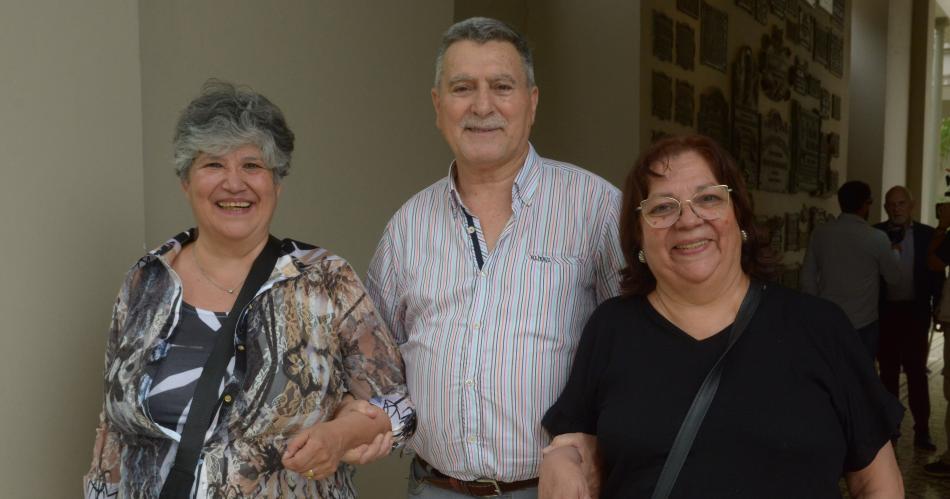 Emocioacuten en el reencuentro de la promocioacuten 1973 del Colegio Absaloacuten Rojas