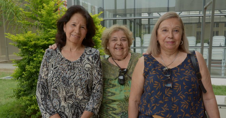 Emocioacuten en el reencuentro de la promocioacuten 1973 del Colegio Absaloacuten Rojas