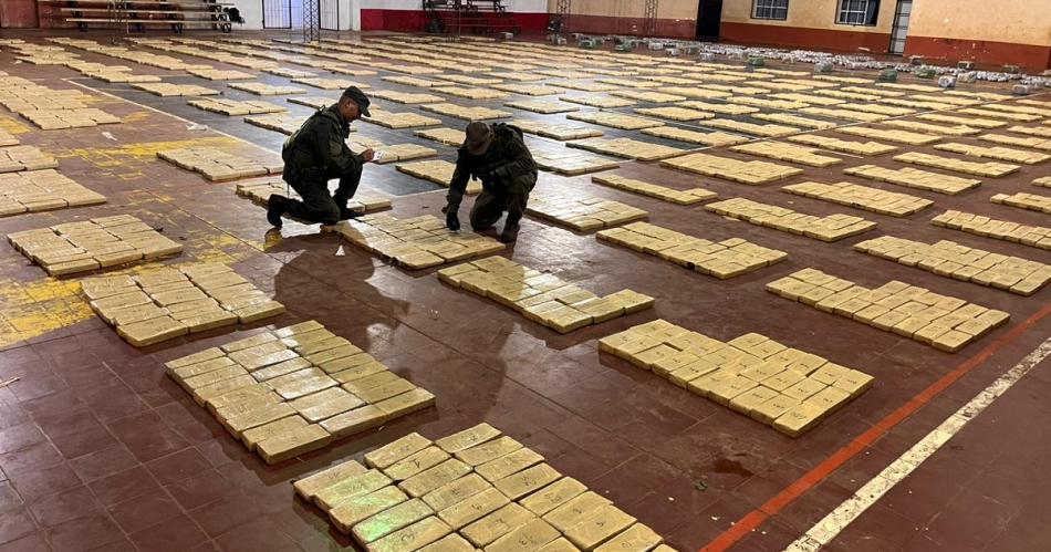 Gendarmes hallan un camioacuten con maacutes de cinco toneladas y media de marihuana