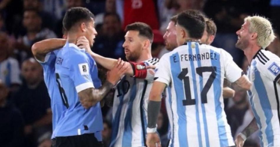 VIDEO La explosiva reaccioacuten de Messi para defender a De Paul que sorprendioacute a todos