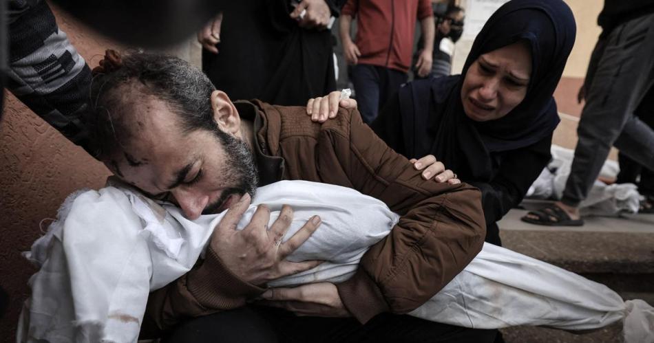 Evacuaron a 31 bebeacutes prematuros del hospital atacado por Israel