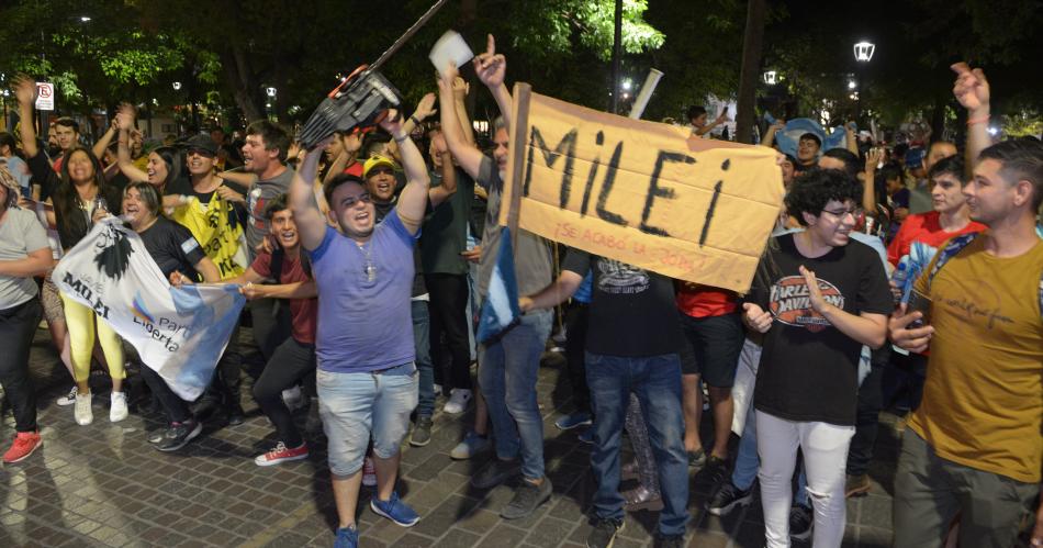 Una caravana de partidarios de Milei celebroacute con bullicio en la plaza Libertad