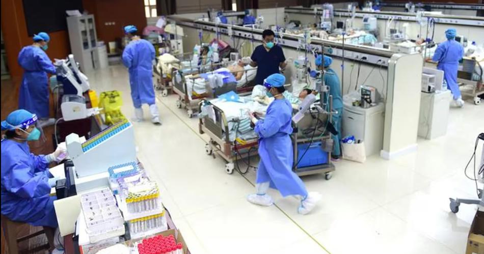 Los hospitales en China estaacuten desbordados por la expansioacuten de una enfermedad respiratoria