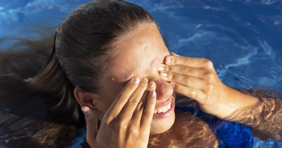 Temporada de piletas- Cuaacuteles son  los riesgo para los ojos