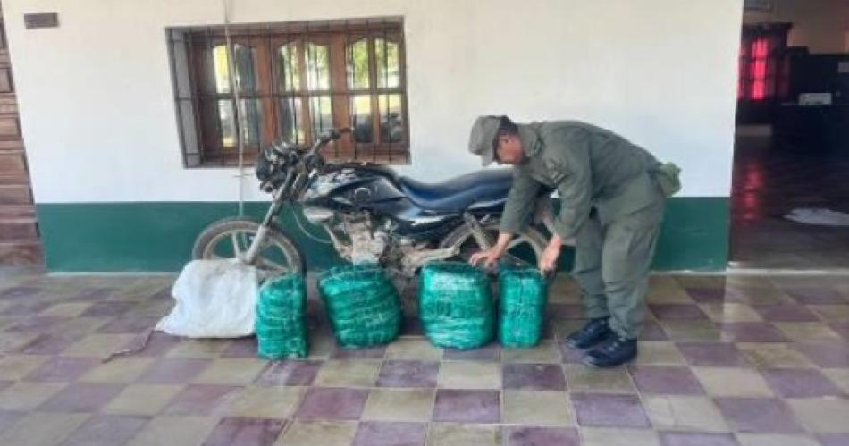 Se las ingenioacute para llevar hojas de coca en moto pero abandonoacute todo