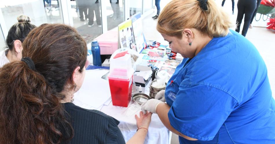 Desarrollan acciones de concientizacioacuten y prevencioacuten en el Diacutea de la Lucha contra el Sida