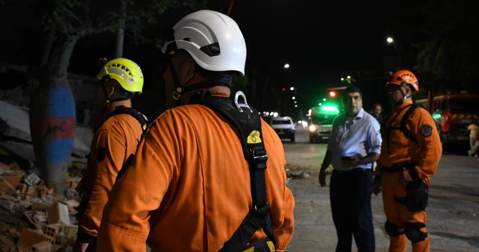 Extraordinario despliegue del Departamento de Buacutesqueda y Rescate en derrumbe