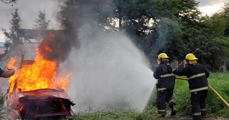 Los bomberos voluntarios realizaron la praacutectica final con simulacros simultaacuteneos