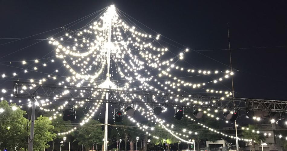 La Banda encendioacute las luces del Aacuterbol Navidentildeo en la emblemaacutetica Plaza Belgrano 