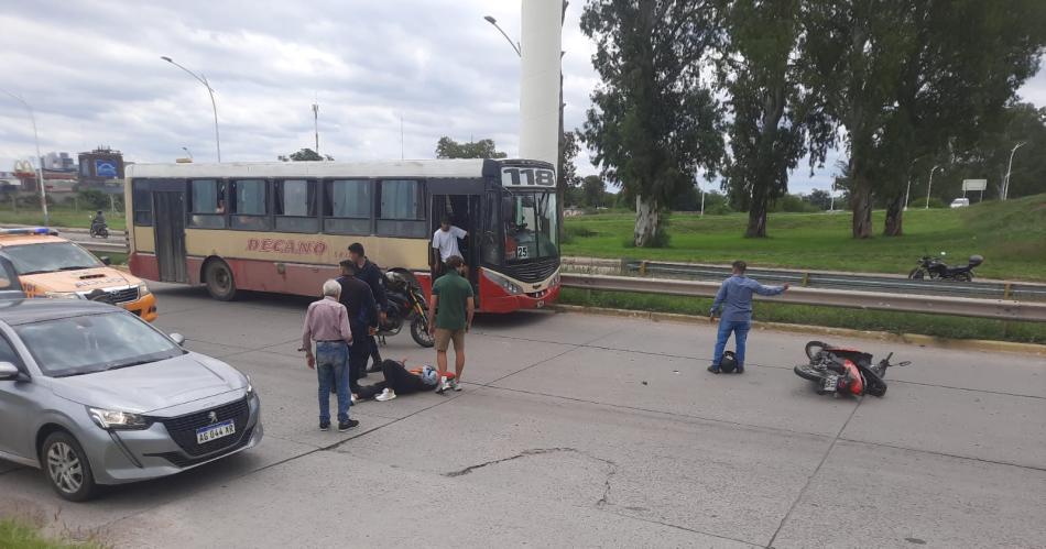 Una persona grave tras un aparente derrape sobre Autopista Santiago - La Banda