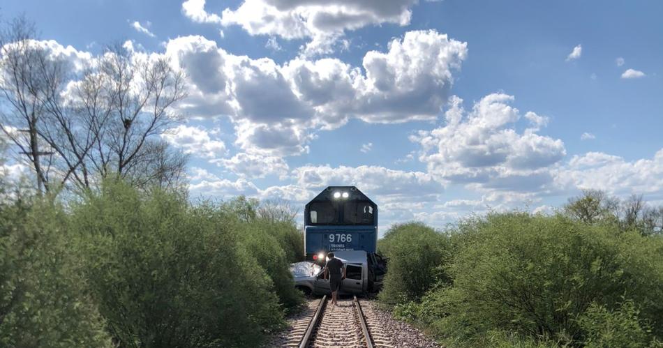 Tren carguero chocoacute y arrastroacute 280 metros a una camioneta que se cruzoacute imprevistamente