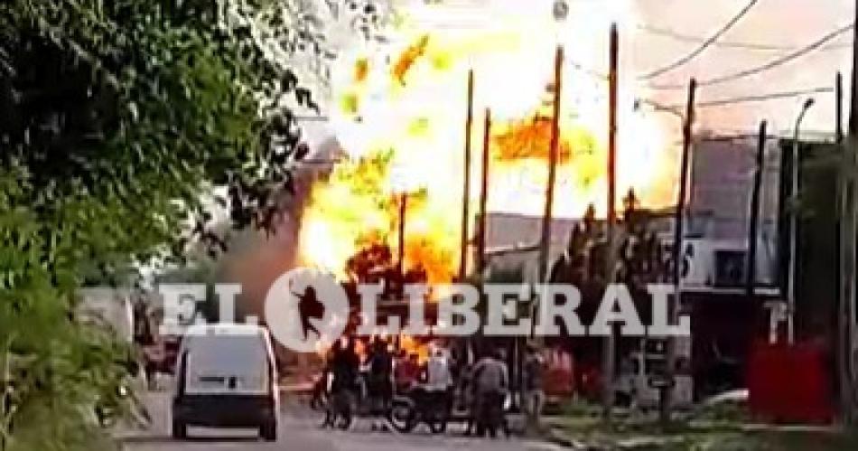 VIDEO  Impactante explosioacuten en un depoacutesito de garrafas en Quimiliacute