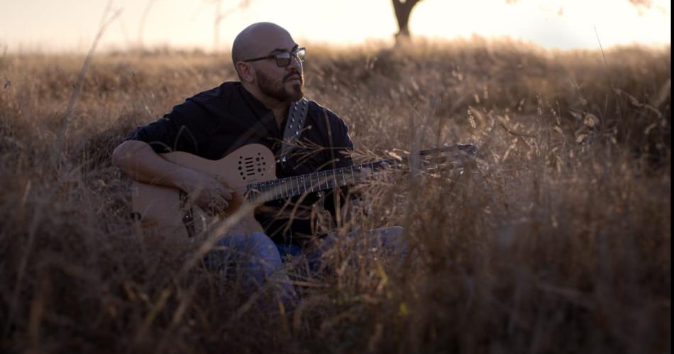 El termense Fernando Corbalaacuten presentoacute canciones de su autoriacutea