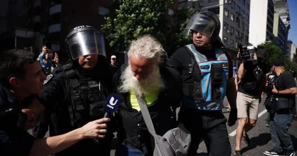 Alta tensioacuten en la marcha piquetera- manifestantes se enfrentan con la Policiacutea