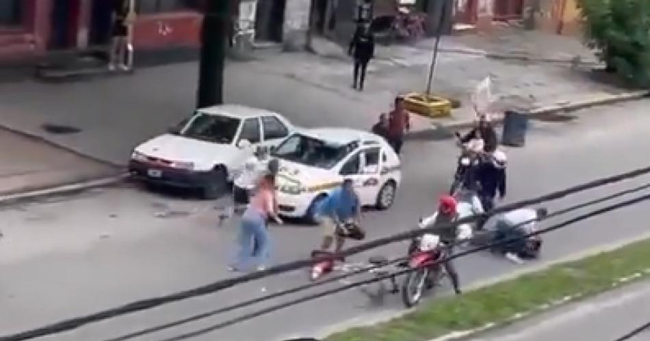 TERRIBLE VIDEO  Vecinos lincharon a motochorros que robaron el bolso de un hombre