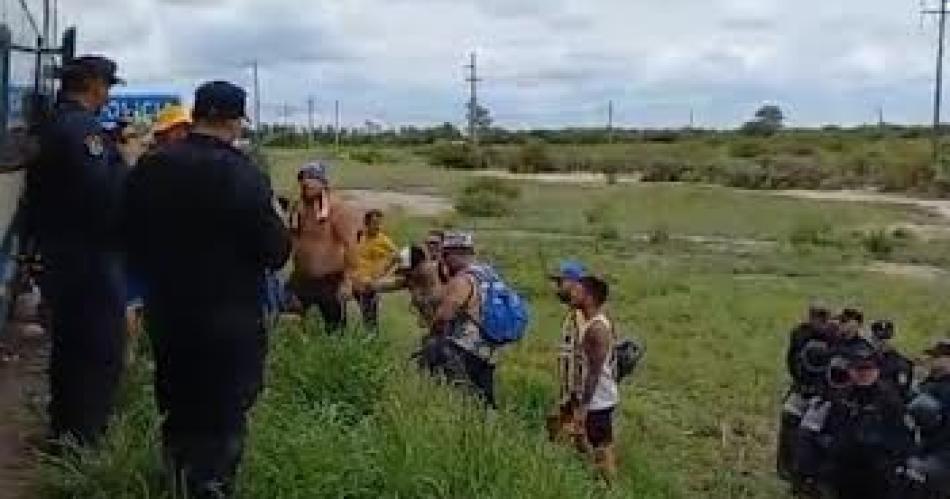  Megaoperativo- secuestran gran cantidad de bebidas alcohoacutelicas a la barra de Rosario Central