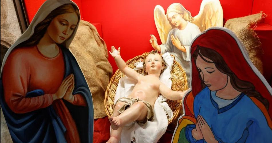 Italia presentoacute un pesebre con dos figuras femeninas