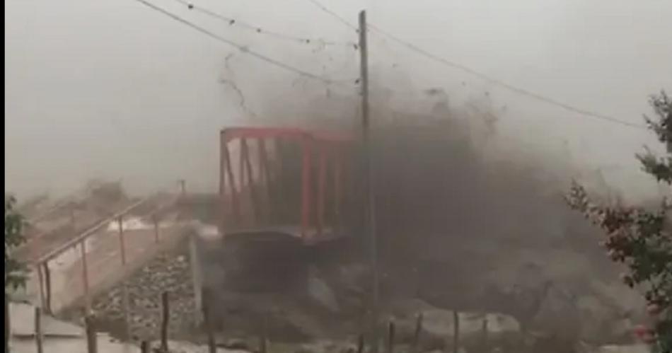 VIDEO  Impactante crecida de un riacuteo destrozoacute un puente en Catamarca