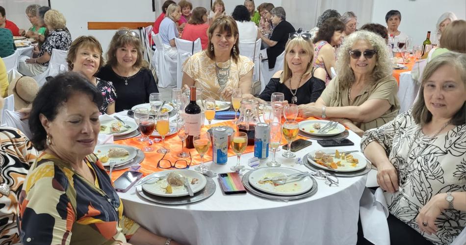 El Club de los Abuelos cerroacute su antildeo con un almuerzo de camaraderiacutea