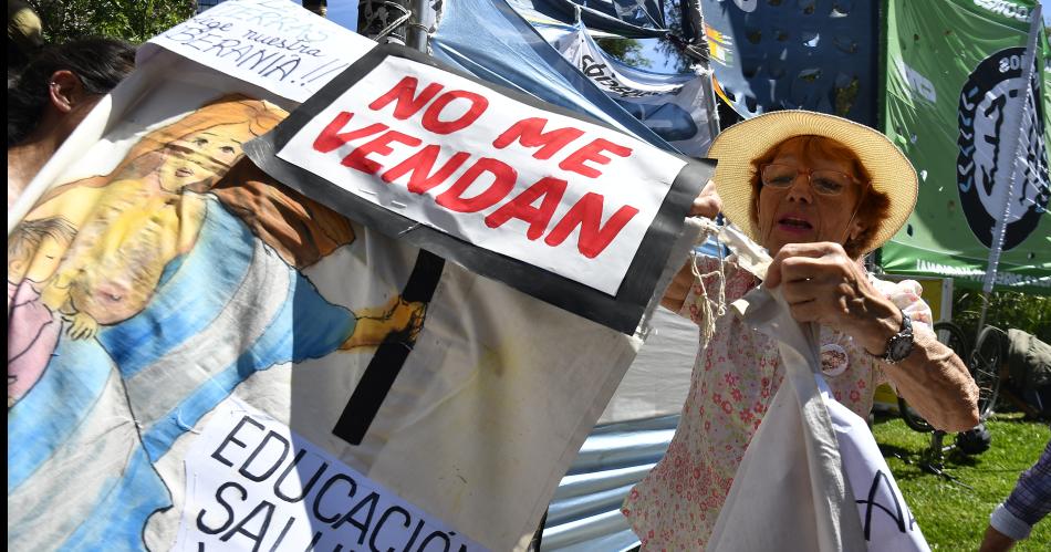 La CGT las dos CTA y movimientos sociales marcharon a Tribunales en contra del DNU 