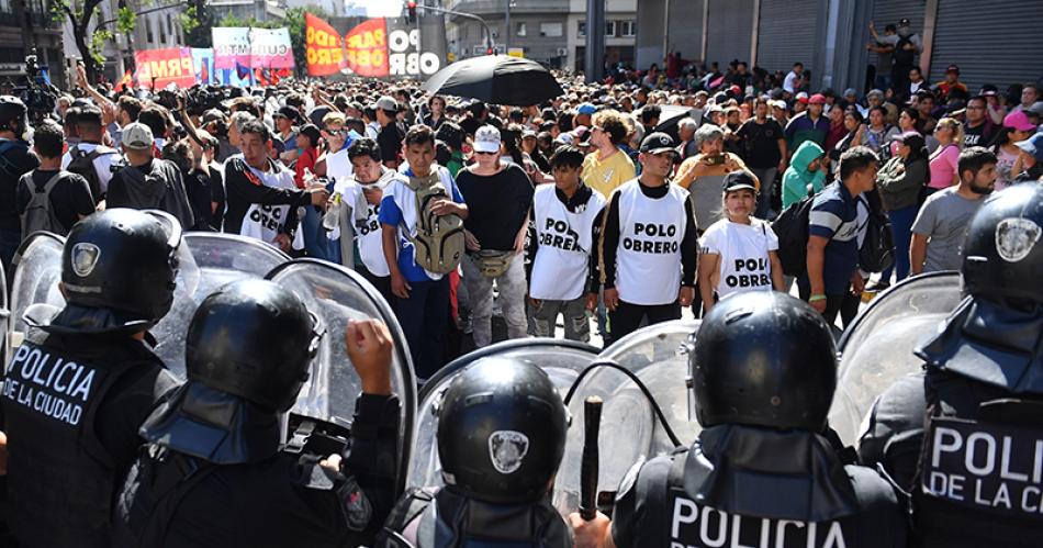 Incidentes detenidos y un policiacutea atropellado durante la manifestacioacuten 