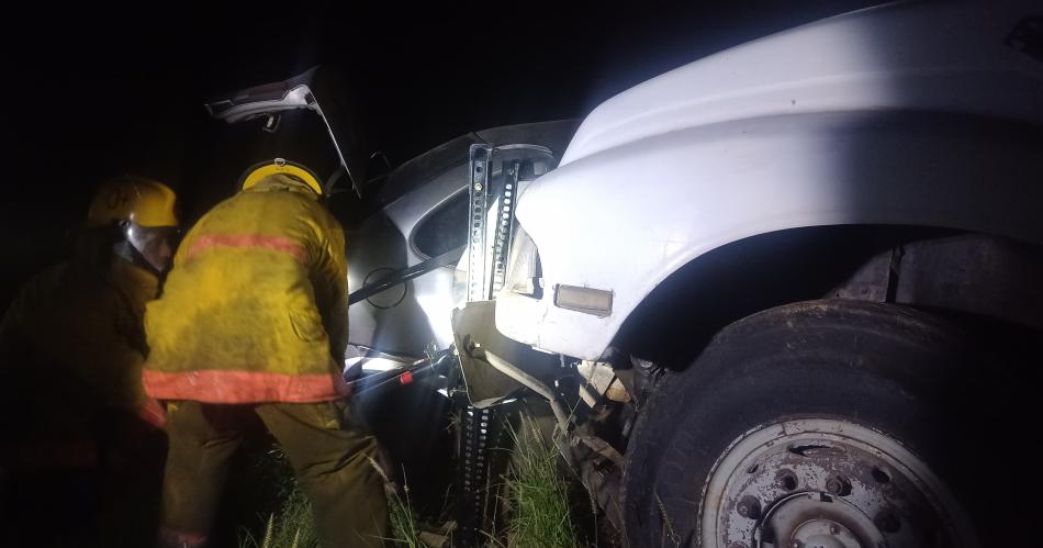 Siniestro mortal- un automoacutevil impactoacute contra un camioacuten de basura en la Ruta 64