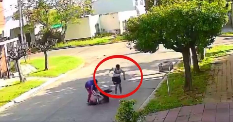 VIDEO  Una maestra fue arrastrada por motochorros que le robaron la cartera