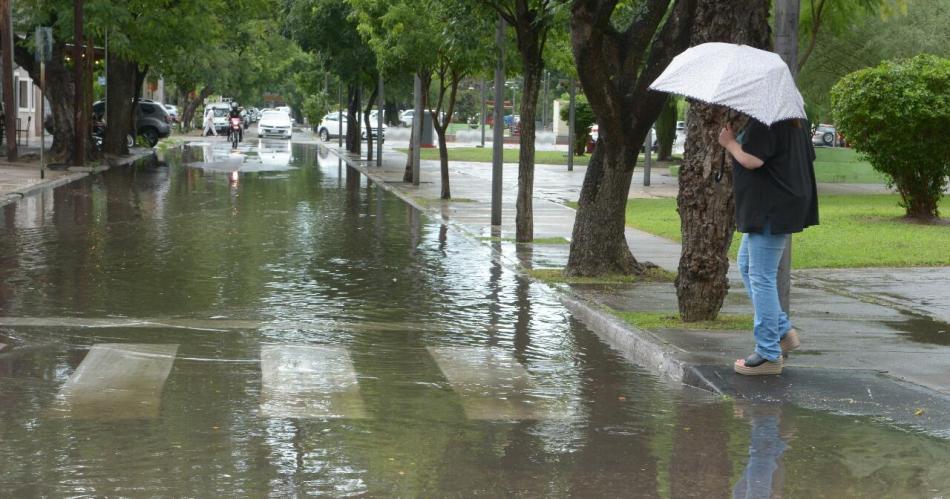 FOTOS  La fuerte lluvia invadioacute las calles de Santiago