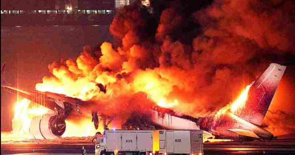 Un avioacuten se incendioacute en el aeropuerto de Tokio- hay cinco desaparecidos