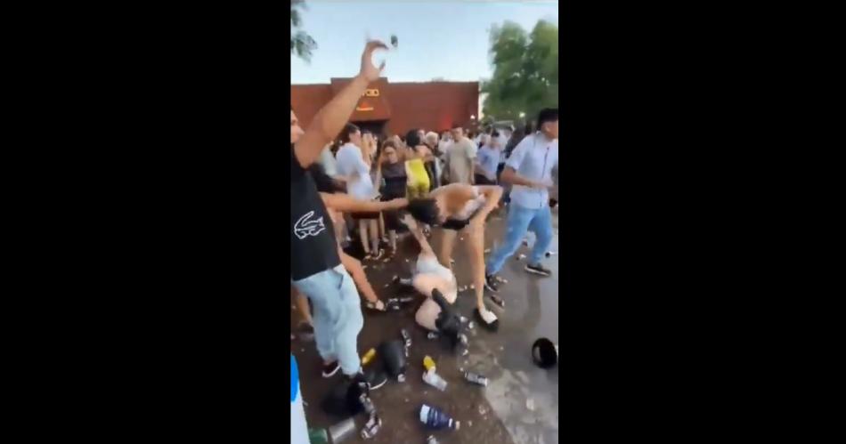 VIDEOS  Violencia extrema y amanecer salvaje por una pelea de mujeres