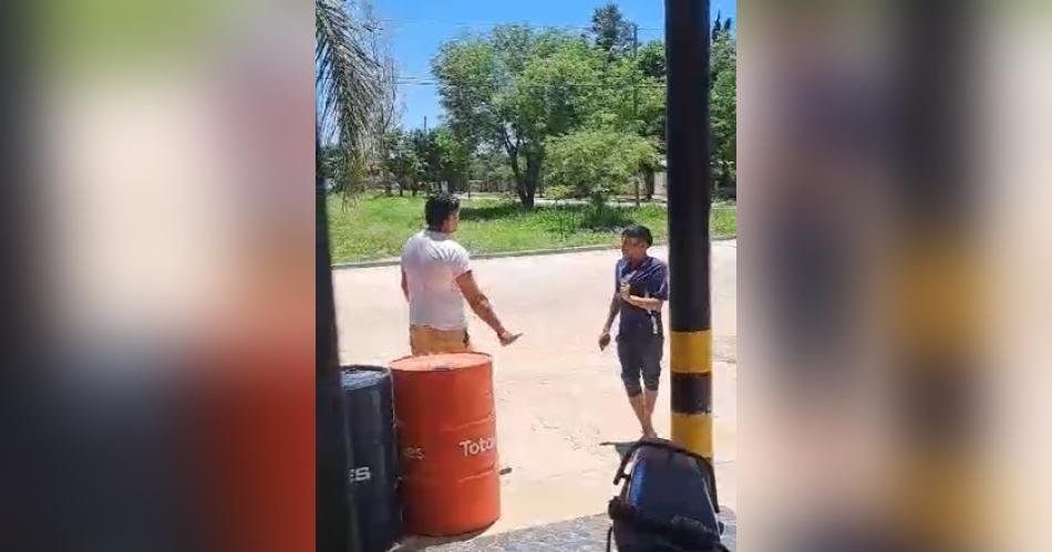TERRIBLE VIDEO  Brutal pelea a cuchillazos en el interior santiaguentildeo
