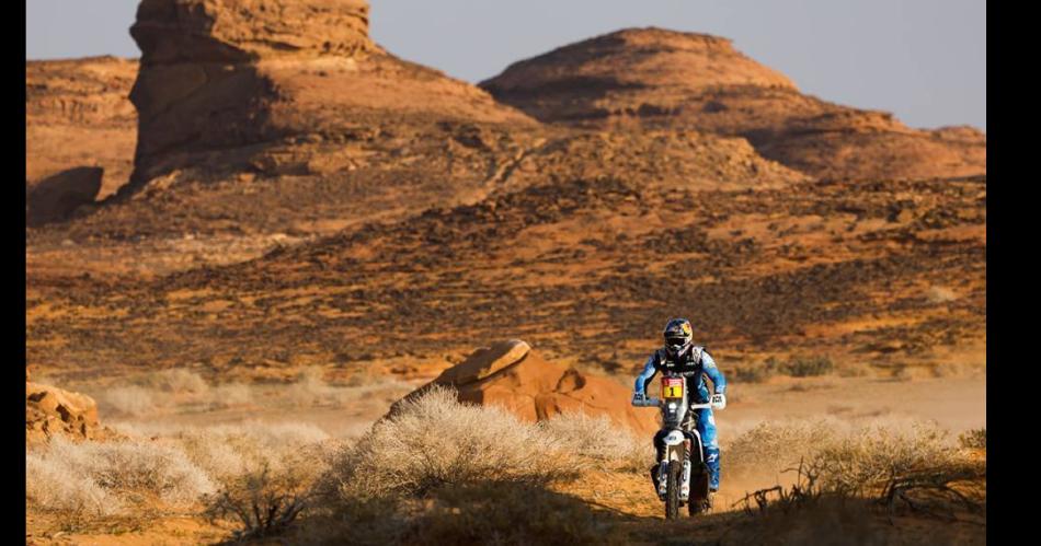 Kevin Benavídes tuvo un día complicado con su moto en el desierto rabe