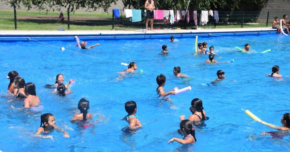 Cuidados en la pileta- para que la diversioacuten no se convierta en una amenaza para los nintildeos