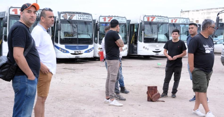 Diacutea 3 sin colectivos en Santiago- coacutemo es la retencioacuten de tareas que hacen los choferes