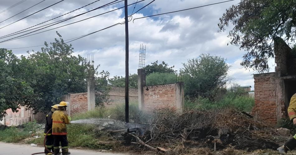 Logran sofocar el incendio de un poste de servicios en Huaico Hondo